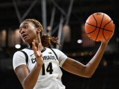 Baloncesto femenino de Colorado en honor a las personas mayores