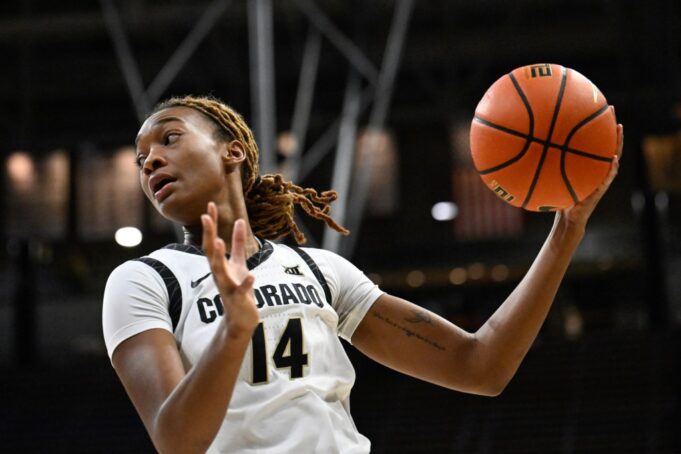 Baloncesto femenino de Colorado en honor a las personas mayores