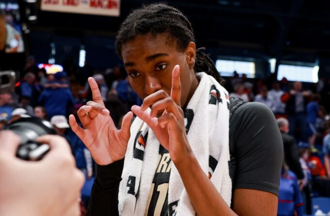 El baloncesto femenino de Colorado vence a Kansas