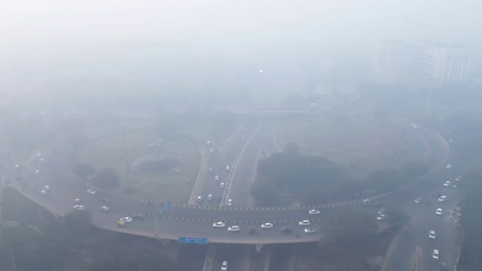 Delhi-NCR se despierta con una densa niebla con un ICA en categorías de moderado a pobre