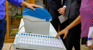 Elecciones de Zilla Parishad Se encuentran dos EVM en un automóvil cerca de un restaurante en Solapur