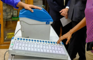 Elecciones de Zilla Parishad Se encuentran dos EVM en un automóvil cerca de un restaurante en Solapur