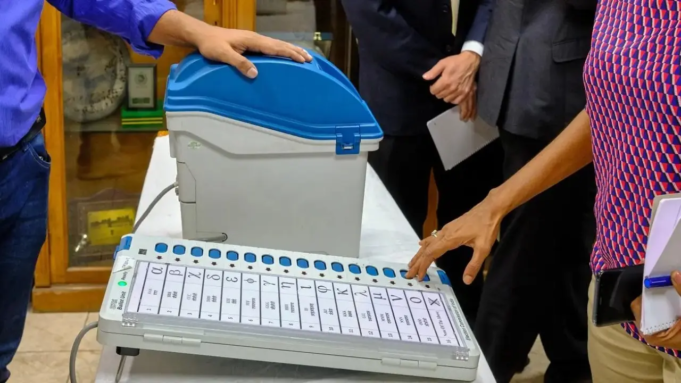 Elecciones de Zilla Parishad Se encuentran dos EVM en un automóvil cerca de un restaurante en Solapur