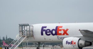 FedEx se une a otros para buscar reembolso después de que los aranceles de Trump fueran declarados ilegales