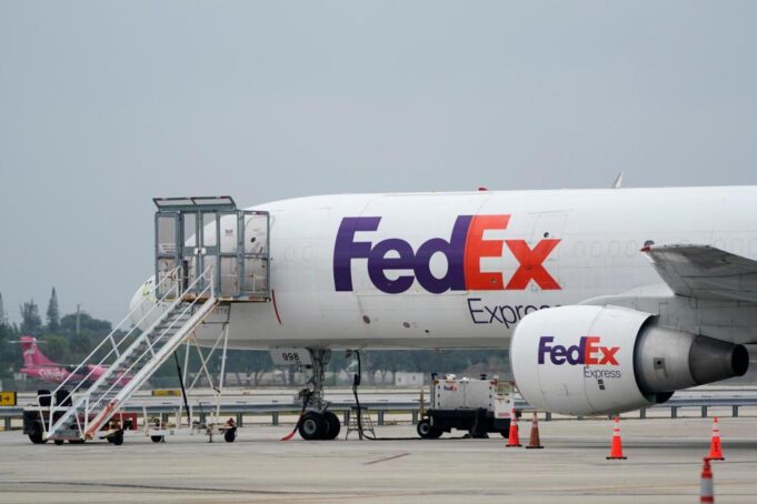 FedEx se une a otros para buscar reembolso después de que los aranceles de Trump fueran declarados ilegales