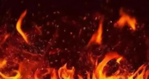 Se produce un gran incendio en el mercado principal de Bandipora; Los servicios de bomberos se apresuran a estafar.