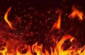 Se produce un gran incendio en el mercado principal de Bandipora; Los servicios de bomberos se apresuran a estafar.