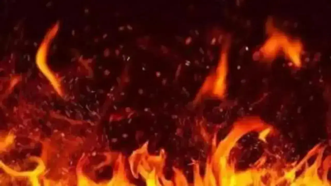 Se produce un gran incendio en el mercado principal de Bandipora; Los servicios de bomberos se apresuran a estafar.