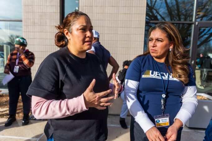 Los trabajadores de JBS en Greeley votan abrumadoramente a favor de autorizar la huelga