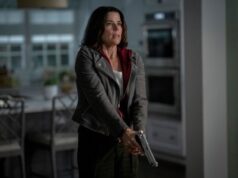 Sidney Prescott observa cómo Ghostface se apaga