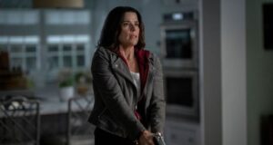 Sidney Prescott observa cómo Ghostface se apaga