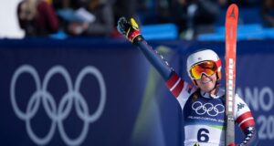 Breezy Johnson gana descenso olímpico el día del accidente de Lindsey Vonn