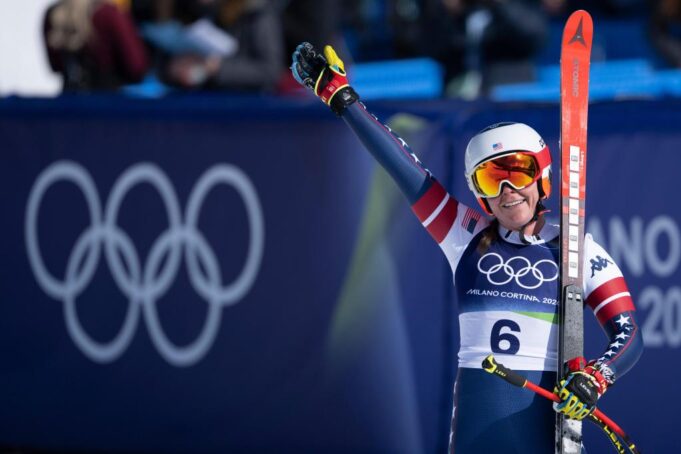 Breezy Johnson gana descenso olímpico el día del accidente de Lindsey Vonn