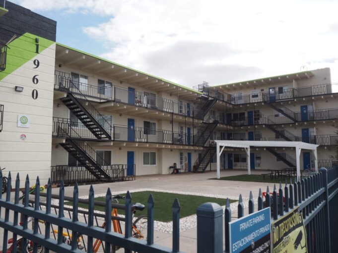 Los complejos de apartamentos de Aurora con el mismo propietario quiebran