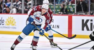 Por qué los compañeros de equipo de Avalanche adoran a Artturi Lehkonen, el “cordero del sacrificio”