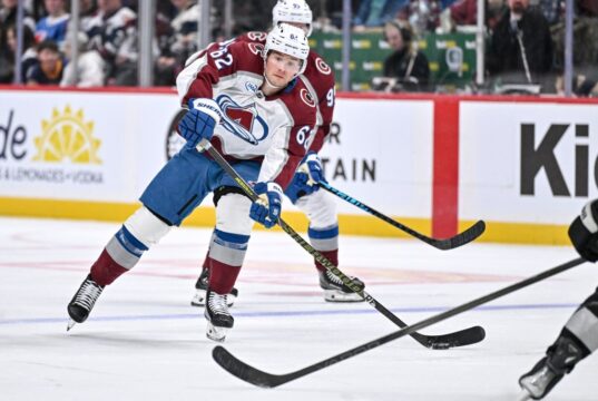 Por qué los compañeros de equipo de Avalanche adoran a Artturi Lehkonen, el “cordero del sacrificio”