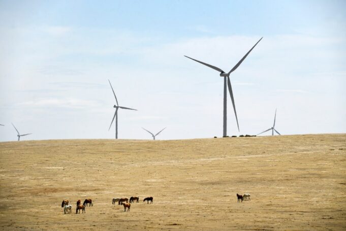 Los reguladores de Colorado mantienen los proyectos de energía renovable de Xcel en vía rápida