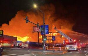 Un mes después del peor incendio de Denver en décadas, los vecinos intentan volver a la normalidad