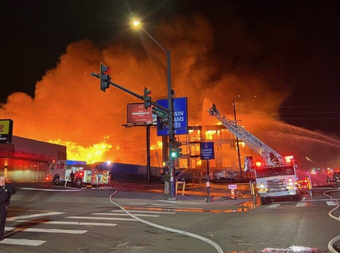 Un mes después del peor incendio de Denver en décadas, los vecinos intentan volver a la normalidad