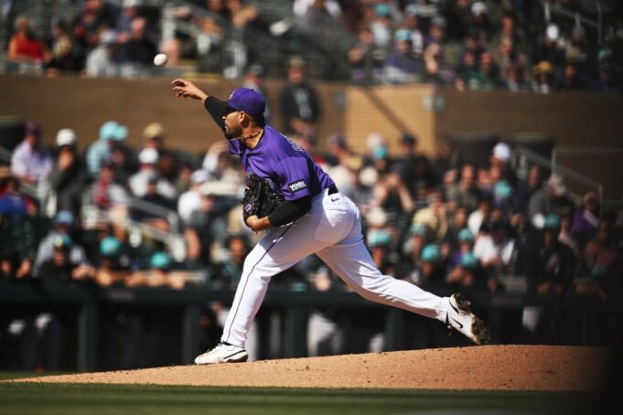 Antonio Senzatela de los Rockies de Colorado prueba la filosofía de menos bolas rápidas
