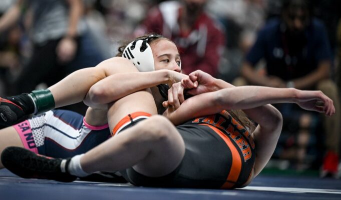 11 estudiantes de primer año llegan a semifinales en campeonatos de lucha libre del estado de Colorado