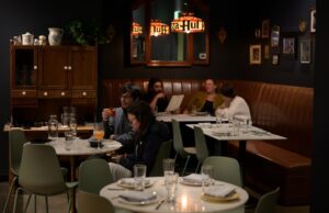 Un nuevo informe sobre restaurantes justifica que Denver asuma los salarios con propinas