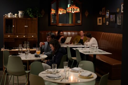 Un nuevo informe sobre restaurantes justifica que Denver asuma los salarios con propinas