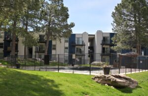 Los apartamentos Raven en Denver están plagados de falta de calefacción y cucarachas, según alega una demanda