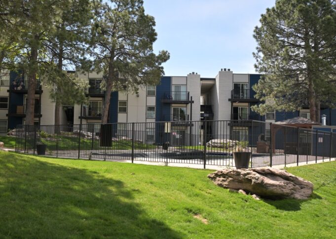 Los apartamentos Raven en Denver están plagados de falta de calefacción y cucarachas, según alega una demanda
