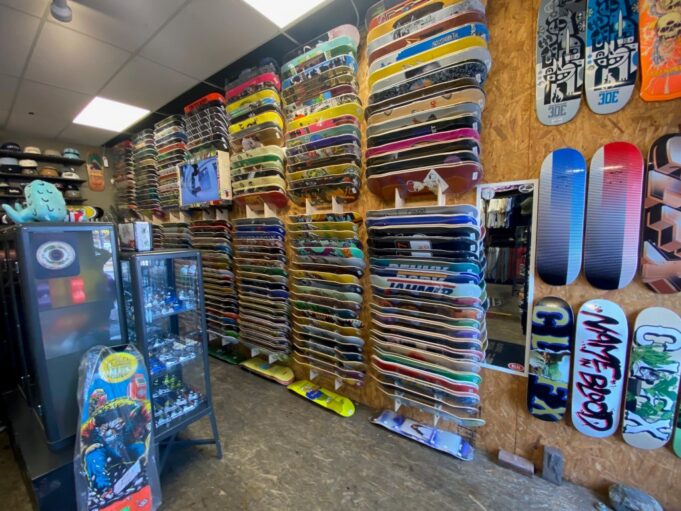 ¿Nuevo en el skate? 303 Boards de Denver lo tiene cubierto para eso, tablas de snowboard y más
