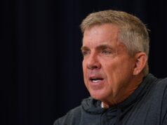 Sean Payton de los Broncos entrega llamadas de jugada al OC Davis Webb