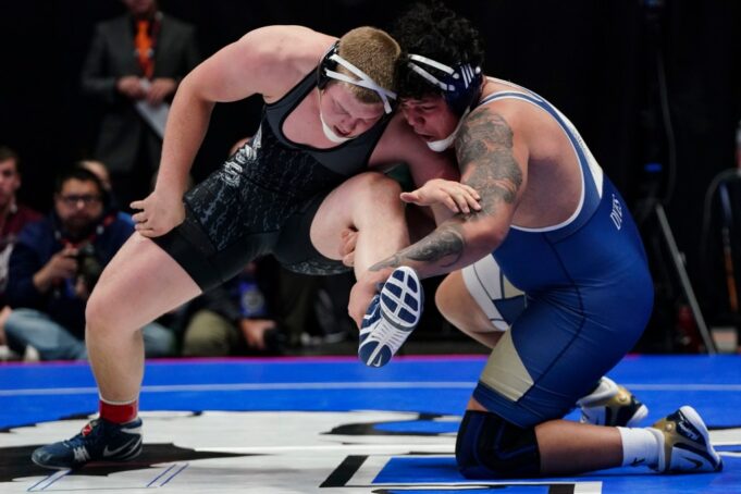 Samuel Stockton vence al campeón Dyes en choque de élites de peso pesado