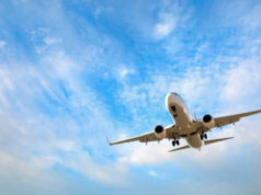 Aerolíneas cancelan decenas de vuelos a México mientras estalla la violencia