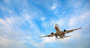 Aerolíneas cancelan decenas de vuelos a México mientras estalla la violencia