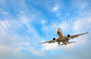 Aerolíneas cancelan decenas de vuelos a México mientras estalla la violencia