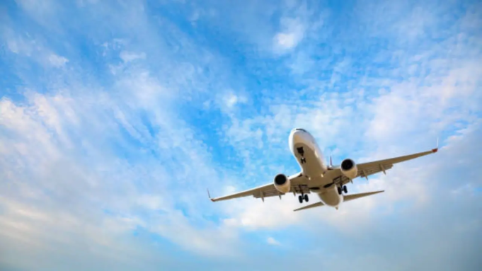 Aerolíneas cancelan decenas de vuelos a México mientras estalla la violencia