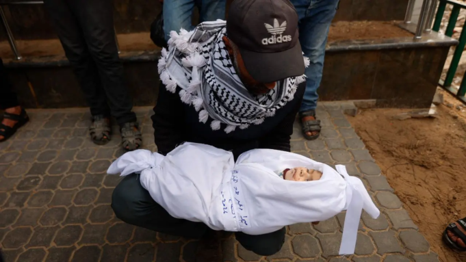 El fuego israelí en Gaza mata a 17 personas; Soldado de las FDI muere tras ataque militante