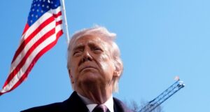 Trump ordena a los militares que dejen de usar el chatbot Claude en un enfrentamiento por la seguridad de la IA