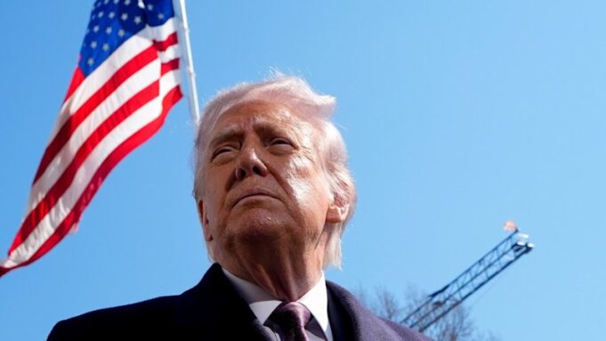 Trump ordena a los militares que dejen de usar el chatbot Claude en un enfrentamiento por la seguridad de la IA