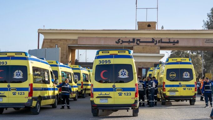 El cruce fronterizo de Rafah entre Gaza y Egipto se reabre para un tráfico limitado en un paso clave para el alto el fuego
