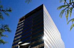 La terminación del arrendamiento del terreno otorga un nuevo propietario a una torre en dificultades en el centro de la ciudad – The Denver Post