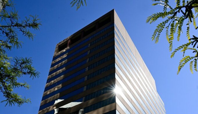 La terminación del arrendamiento del terreno otorga un nuevo propietario a una torre en dificultades en el centro de la ciudad – The Denver Post