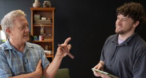 Simon Burke protagoniza la producción del 50 aniversario en Belvoir