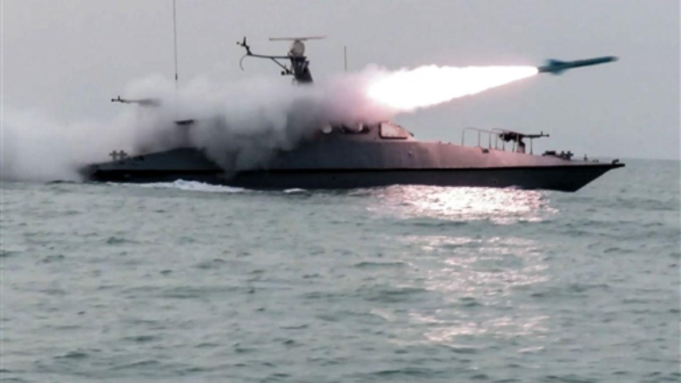 Irán cierra brevemente el Estrecho de Ormuz para realizar ejercicios con misiles mientras comienzan las conversaciones nucleares con Estados Unidos