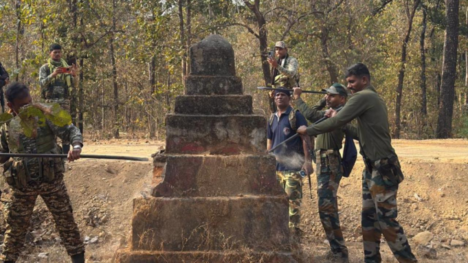 La policía de Gadchiroli demuele 44 monumentos maoístas en una operación especial