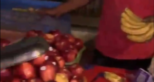 Dos vendedores de Mumbai arrestados después de ser sorprendidos aplicando veneno para ratas en frutas