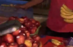 Dos vendedores de Mumbai arrestados después de ser sorprendidos aplicando veneno para ratas en frutas