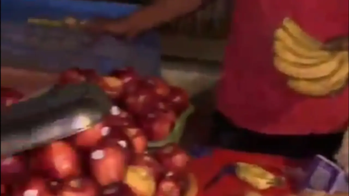 Dos vendedores de Mumbai arrestados después de ser sorprendidos aplicando veneno para ratas en frutas