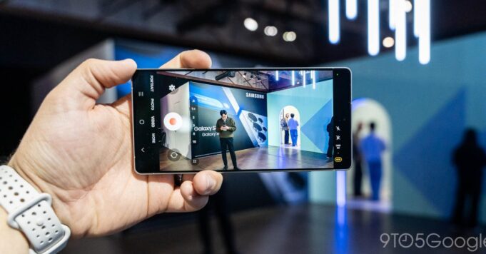 El avance del Galaxy S26 muestra la IA, no la cámara real (vídeo)