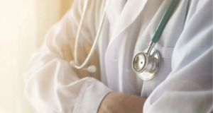 Primera prueba mundial por punción en el dedo para ampliar el acceso al diagnóstico de la hepatitis B